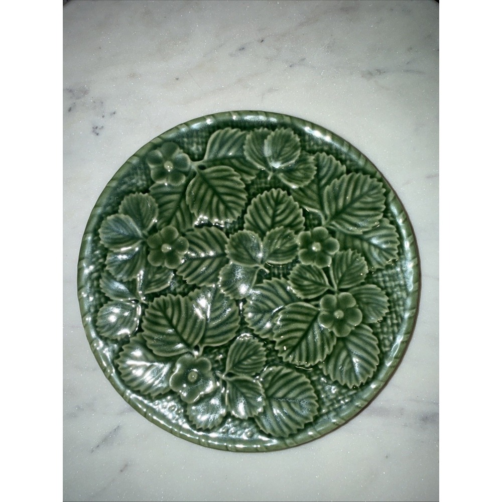 BORDALLO PINHEIRO Strawberry Leaves Flower Green Plate 6.75" Dessert Majolica